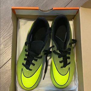New in box , boys soccer shoes size 3Y